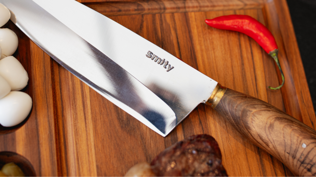 faca personalizada com cabo de madeira